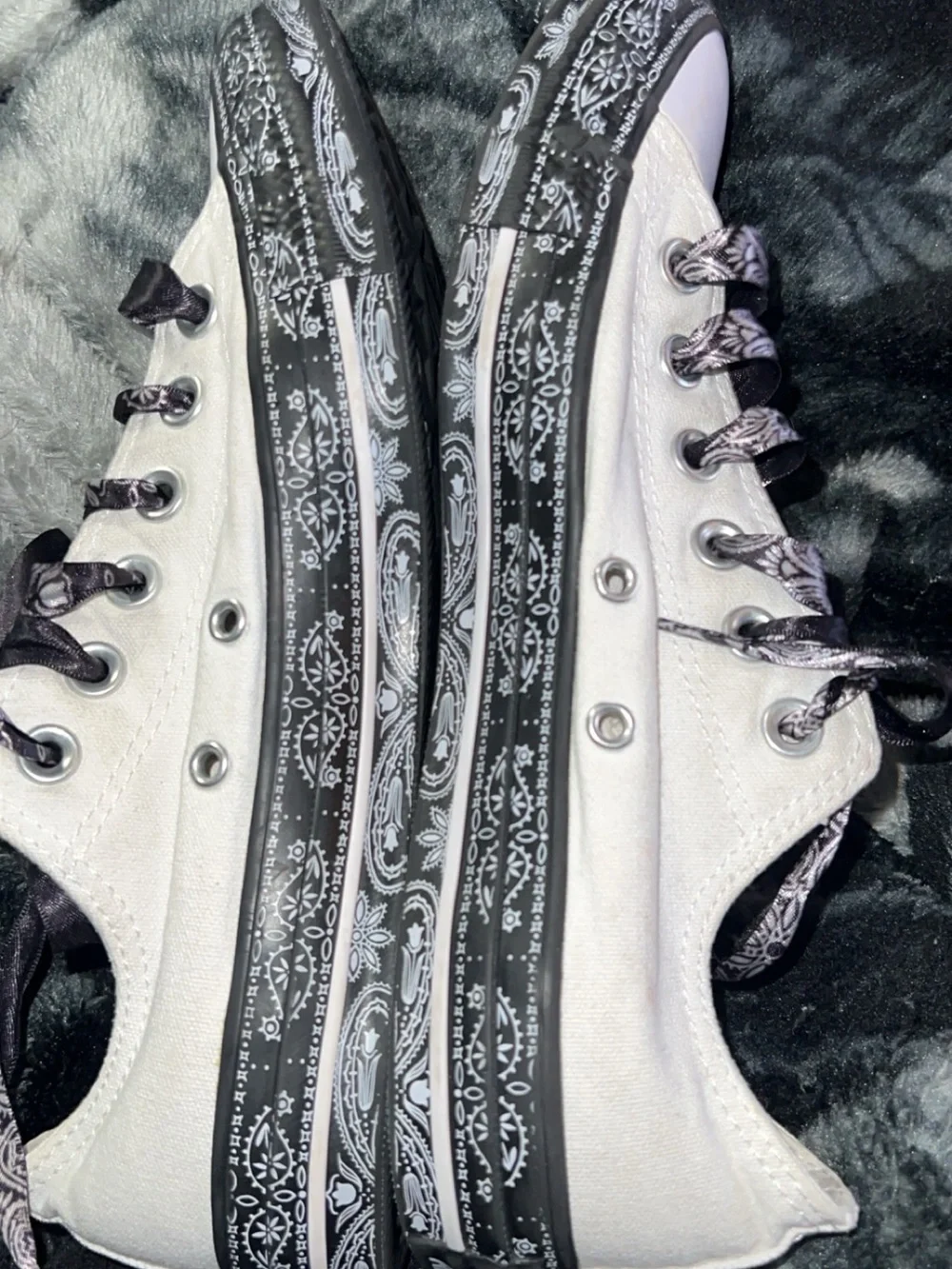 Converse men's White Low Top Sneakers with Black Patterned Ribbon Laces - Picture 3 of 6
